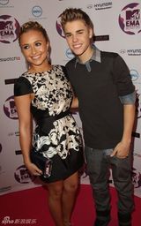 组图：MTV欧洲音乐奖 海顿-潘妮蒂尔露背装亮相