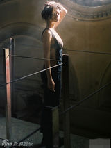 组图：内衣超模艾米莉生活照半裸秀白皙美乳