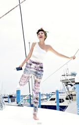 组图：韩星黄慧英夏日写真秀美背