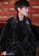 组图：李宇春无畏严寒罕见穿黑丝亮相