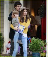 组图：奥兰多一家圣诞节串门儿 米兰达抱儿子靓丽现身