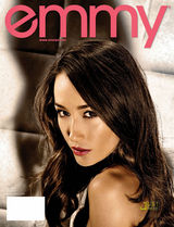 组图：Maggie Q登外媒杂志封面 涂性感红唇大方露背