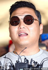 组图：鸟叔PSY前往澳洲机场“骑马” 穿米奇衫卖萌