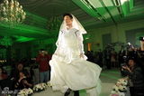 组图：沙溢穿婚纱变疯狂“新娘” 热舞连拍三十张