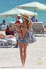 高清组图：吉赛尔-邦辰携子戏水 豹纹装浴场惹眼