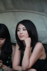 组图：王碧琪助阵时装秀 黑色蕾丝小礼服秀性感