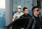 组图：韩庚戴口罩回京 衣着随意一路无语