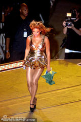 组图：碧昂斯金色短裙闪耀登台 尽显丰乳肥臀