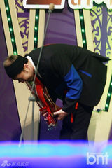 组图：EXO与Apink助阵颁奖礼 f(x)水晶捧奖