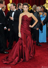 高清图：82届奥斯卡红毯 佩内洛普-克鲁兹红裙妖艳