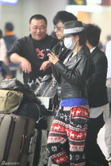 组图：娜就杰婚落幕 张杰谢娜现身机场低调返京