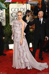 高清组图：克洛伊-塞维尼荷叶边礼服充满膨胀感 