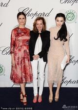 组图：范冰冰裸色紧身裙露背秀身材