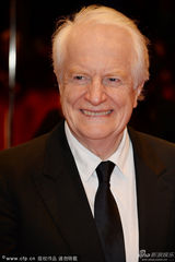 组图：柏林闭幕红毯 老牌演员杜索里埃白发优雅