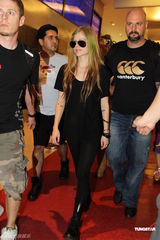 组图：艾薇儿抵台开演唱会 亲切为歌迷签名没架子