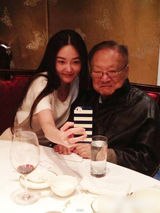 组图：金庸寿宴合影美女私照曝光 清纯可爱略萌