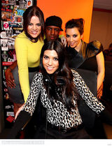 组图：卡黛珊三姐妹做客电台录制圣诞特别节目