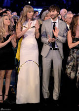 高清组图：泰勒-斯威夫特白色礼服亮相清新雅致