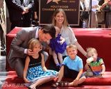 幻灯图集：马克-沃尔伯格星光大道留名 全家人助阵