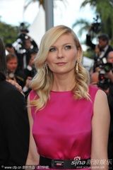 组图：邓斯特戛纳走秀紫红裙装简约亲切