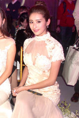 组图：娜扎颖儿孙艺洲同场观秀 畅想梦幻婚礼