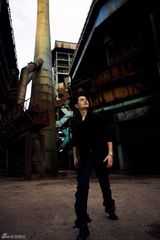 组图：边原街拍大片曝光 演绎城市行走的力量