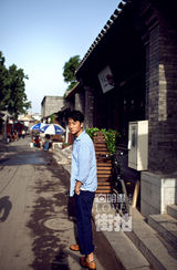 明星爱街拍：黄轩简约街拍 穿梭巷弄淡然随性