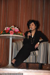 组图：李咏离巢央视首秀 携爱妻哈文忆温馨往事