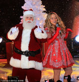 组图：玛利亚-凯莉低胸爆乳扮甜姐 牵圣诞老人开唱