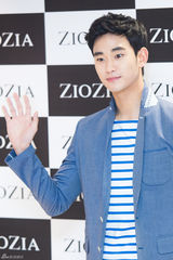 独家：金秀贤亮相签名会 立领西装清爽有范儿