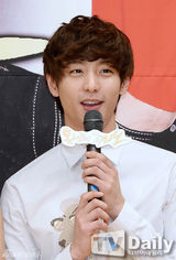 组图：韩星姜素拉裸色裙宣传《窝囊废警报》