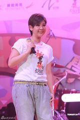 组图：李克勤郑欣宜开唱 鼓励年青人追梦