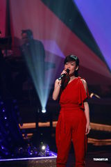 组图：周慧敏红装娇俏可人 与阿Sa男友深情对唱