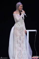 组图：丁当开唱险出事故 与徐佳莹女女亲吻