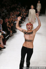 组图：裸女失控大闹巴黎秀场 遭保安袭乳拖走