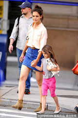 组图：小苏瑞与妈妈凯蒂牵手逛街