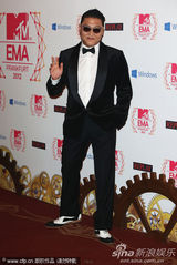 组图：鸟叔经典墨镜造型亮相 表情鬼马打招呼