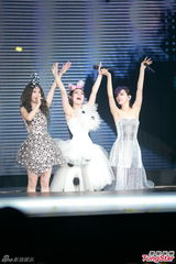 组图：S.H.E合体香港开唱 Selina感触落泪