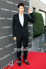 组图：郑允浩金正恩千正明出席皮鞋品牌发布会