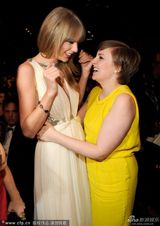 组图：莉娜-杜汉姆见泰勒-斯威夫特难掩兴奋