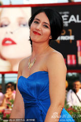 组图：《替代》首映礼 莎朗-塔尔蓝裙惊艳红毯