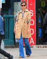 组图：前阿汤嫂帅气风衣出街 复古喇叭裤抢镜