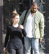 组图：卡戴珊丸子头素颜出镜 着紧身衣身材肥硕