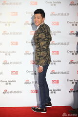 组图：孙艺洲亮相街拍盛典红毯 迷彩西服另类