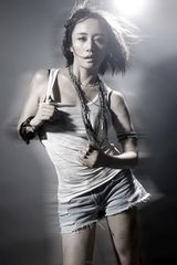 组图：刘芸复出拍个性写真 发表傲娇80后辣妈宣言