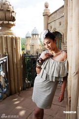 幻灯图：黄奕南非拍大片 轻松惬意享受生活