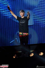 组图：小鬼黄鸿升香港开唱 台上提旧爱发感慨