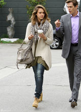 高清组图：杰西卡-阿尔芭街拍 围巾搭配宽松毛衣