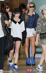 组图：韩女团T-ara香港归国机场展潮范儿