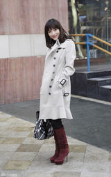 组图：性感女星叶倩云街拍笑容甜美